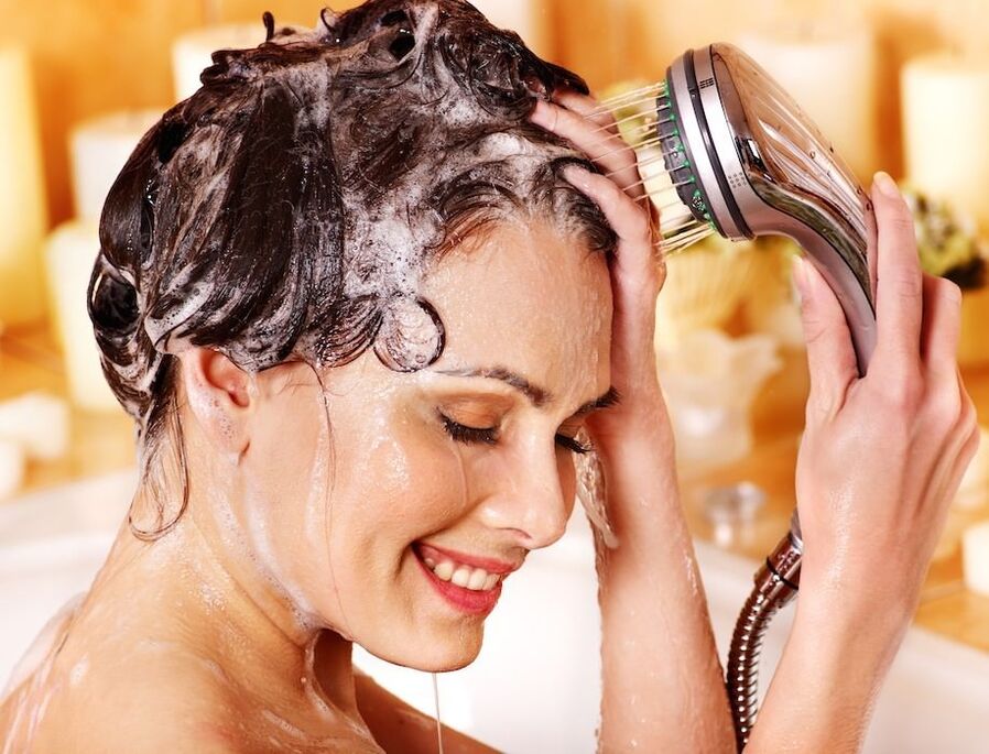 Saç derisinin sedef hastalığı ile ilaçlı şampuanla yıkamak gerekir. 