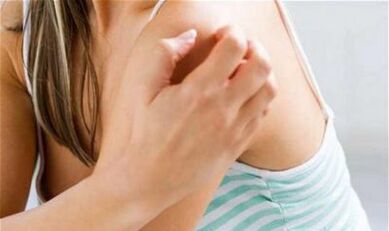 kız omzunu kaşıyor